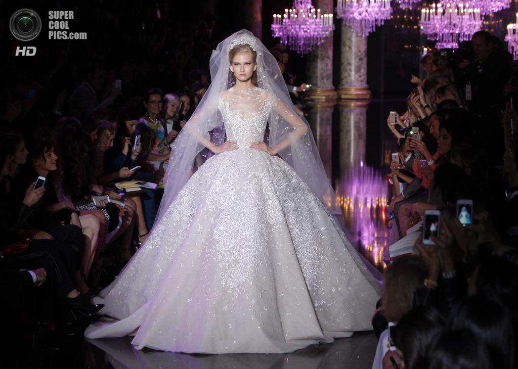�������. �����. 9 ����. �� ����� ������ ����� ��������� �� Elie Saab. (AP Photo/Thibault Camus)