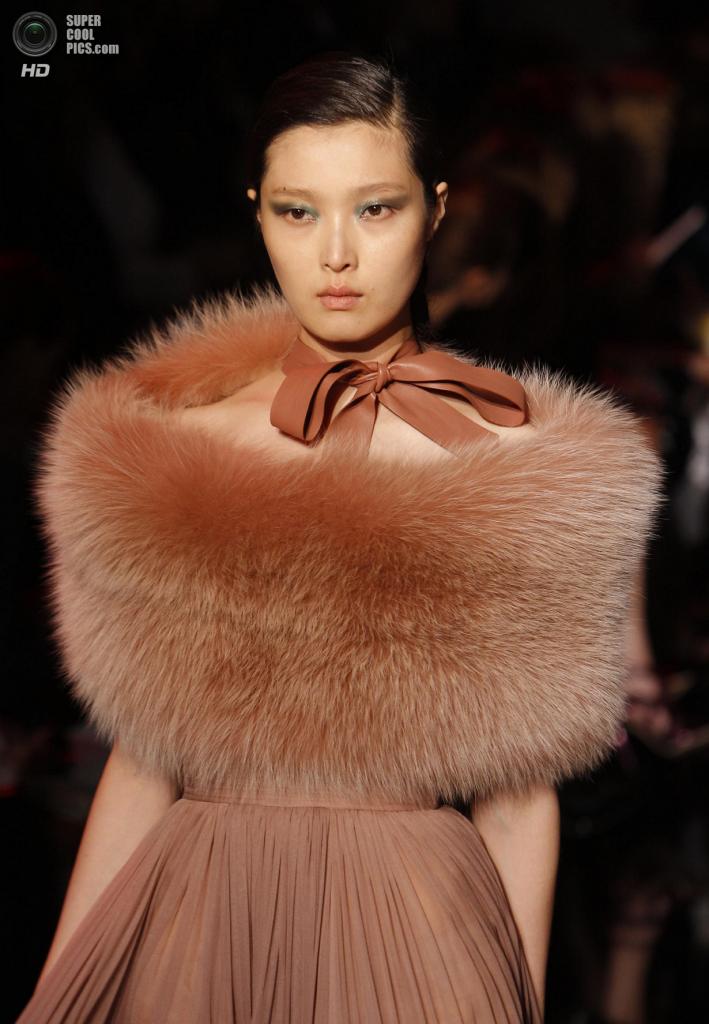 �������. �����. 9 ����. �� ����� ������ ����� ��������� �� Elie Saab. (AP Photo/Thibault Camus)