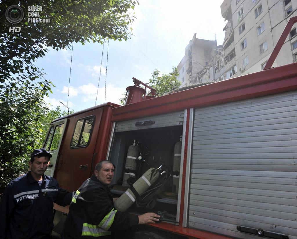 Украина. Намыв, Николаев. 12 мая. Начало спасательной операции. (REUTERS/Mykola Lazarenko/Pool)