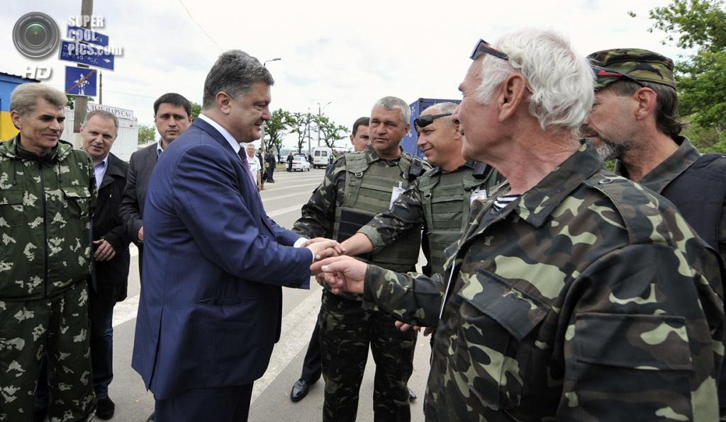 Украина. Николаев. 12 мая. Кандидат в президенты Украины Пётр Порошенко, прибывший в город в рамках предвыборной кампании, приветствует украинских солдат и активистов на блокпосте. (REUTERS/Mykola Lazarenko/Pool)
