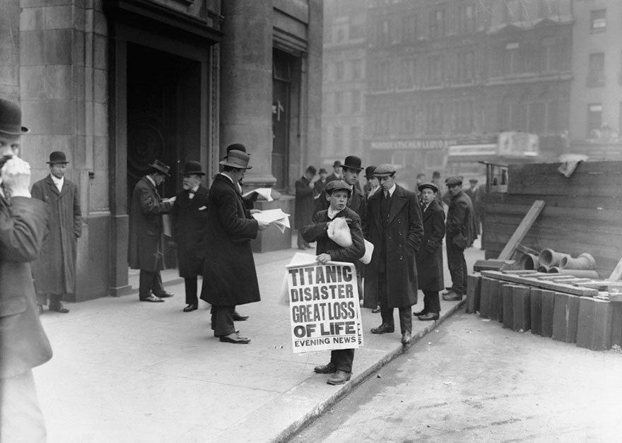 Мальчик продает газеты с новостью о кораблекрушении Титаника, 16 апреля 1912 года