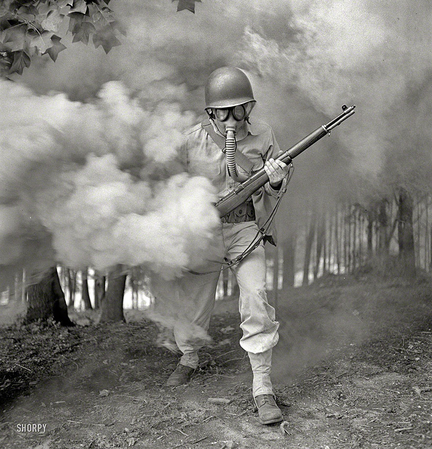 Солдат во время учений, Виргиния, США, 1942 год
