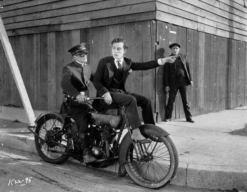 still-of-buster-keaton-in-fart,-flickor-och-faror-(1924)-large-picture